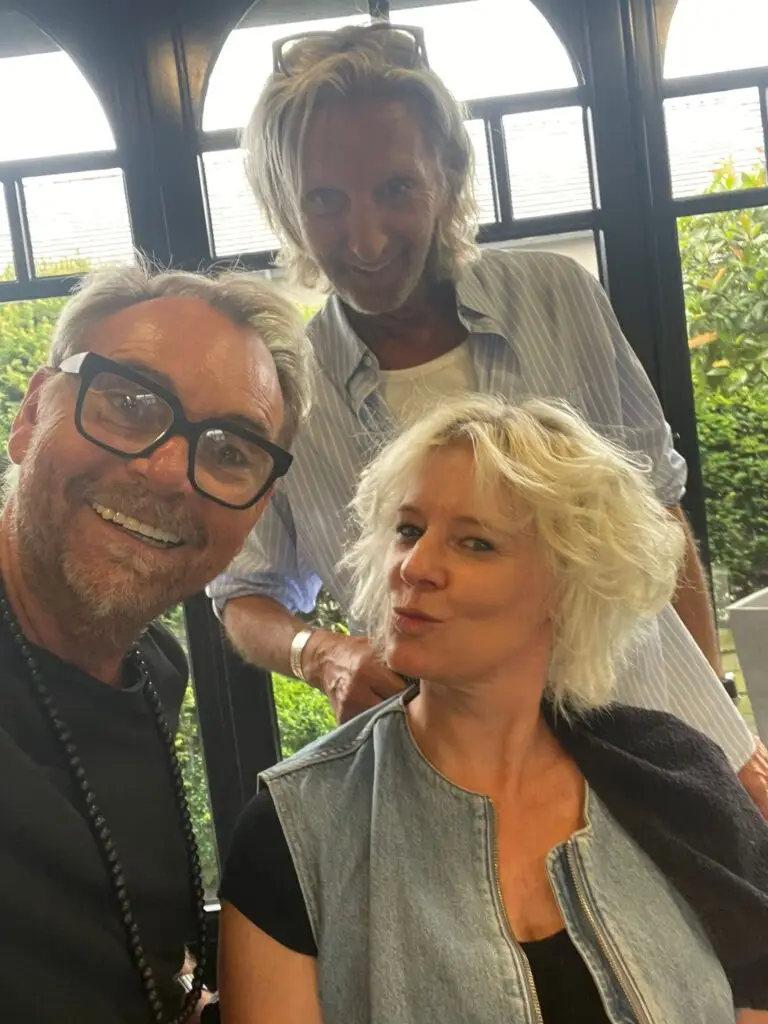 Sfeerbeeld van klanten en kappers bij Kapsalon Steff (Steff's D Team) in Bertem tijdens een hairstyling.