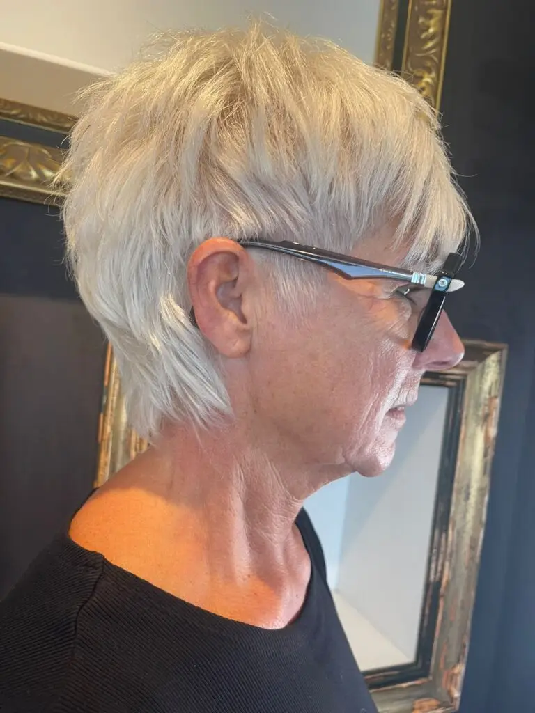 Kort wit dameskapsel met gelaagde nek en zachte textuur, geknipt door Kapsalon Steff in Bertem.