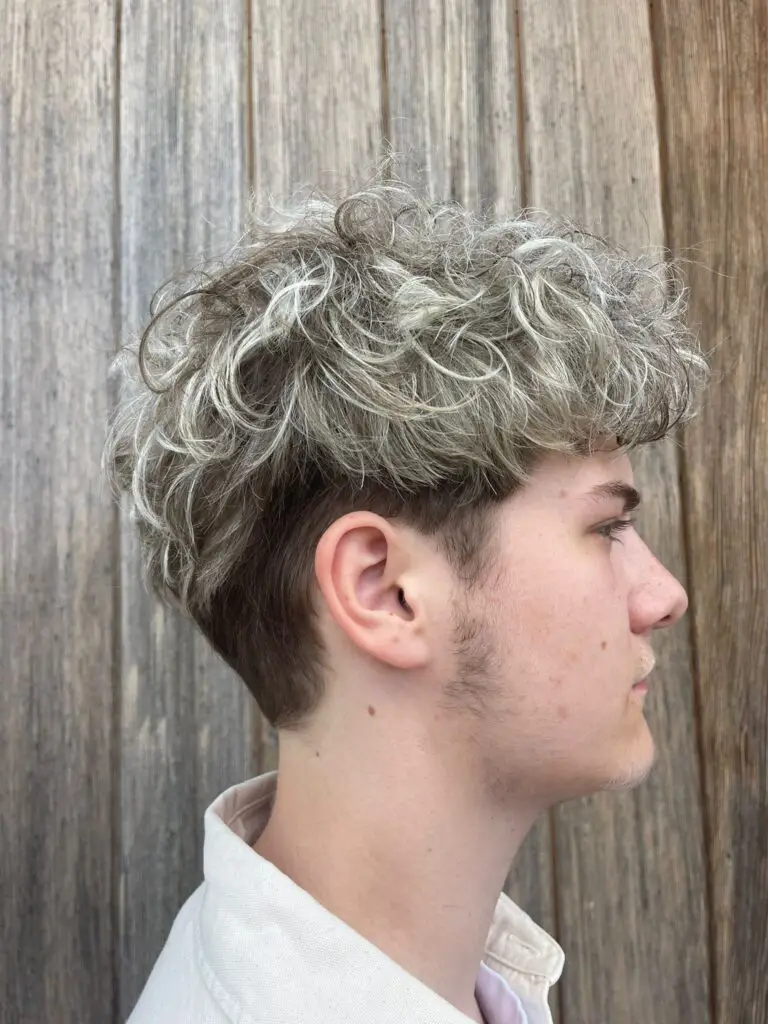 Modern herenkapsel met krullen en lage fade, gestyled door Steff's D Team in Bertem.