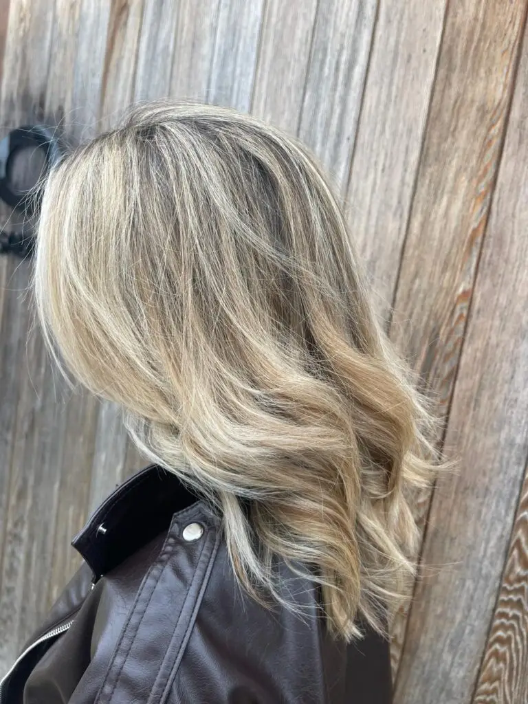 Balayage asblond met zachte golven - Kapsalon Steff Bertem bij Leuven