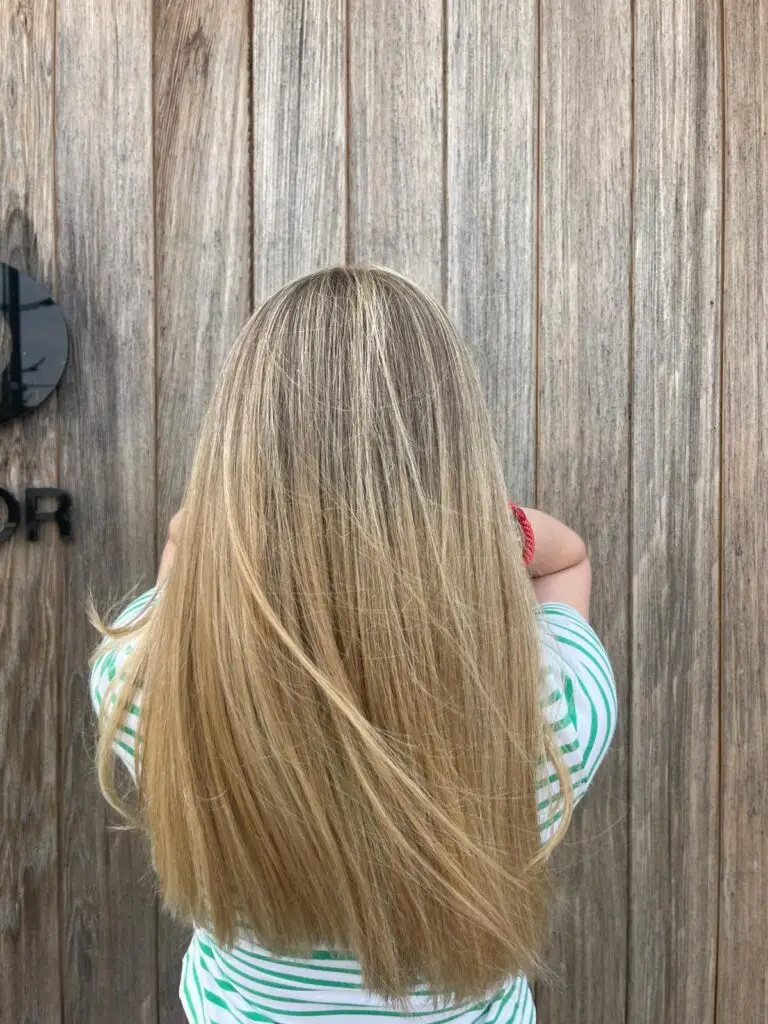 Lang steil haar warme blondbruin kleur - Kapsalon Steff Bertem